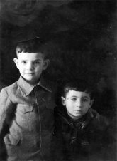 Гарик и Боря, Москва, 1944